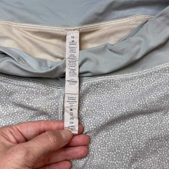 lululemon Speed Short Freckle Flower - Seal Grey Size 10 - Picture 7 of 11